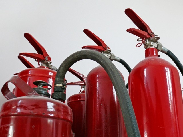 Даже если у вас стоит стационарная система пожаротушения, стоит иметь несколько огнетушителей в доме (особенно в деревянном)