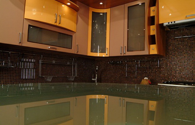 Стеновая панель для кухни - пластик в классическом кухонном интерьере 2