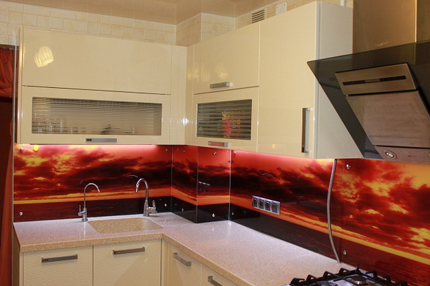 Дизайн стеклянных стеновых панелей для кухни 3