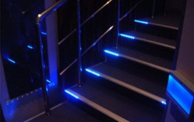 Оригинальная подсветка лестницы между этажами в частном доме 1