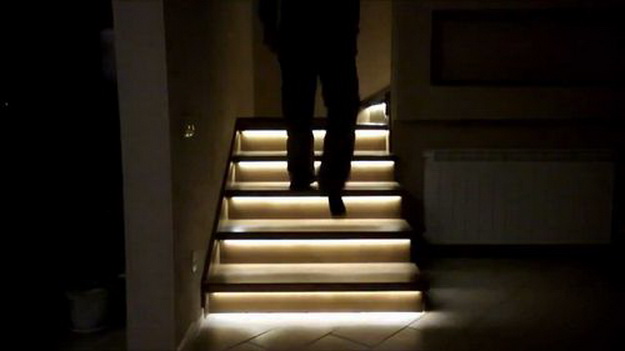 Оригинальная подсветка лестницы между этажами в частном доме 2