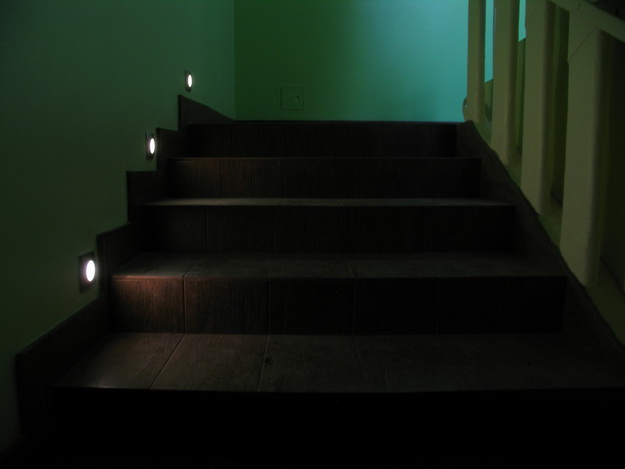 Оригинальная подсветка лестницы между этажами в частном доме 4